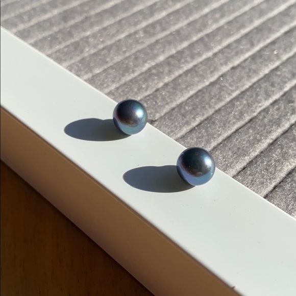 Pearl stud earring night blue - Picture 1 of 3